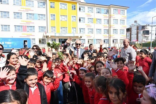 Öğrenciler tarafından çiçeklerle karşılanan Başkan Kocagöz, çocuklarla sohbetler gerçekleştirdi. Öğretmenler