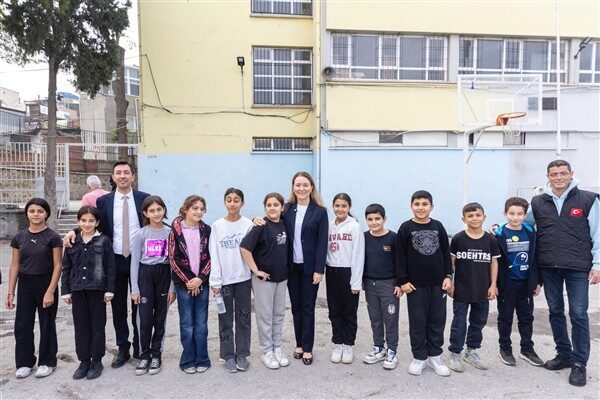 Konak Belediye Başkanı Nilüfer Çınarlı Mutlu, Kestelli Şerife Eczacıbaşı Ortaokulu