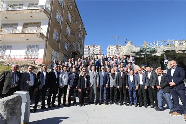 Başkan Özdemir, muhtarlarla buluştu Toplantıda; AK Parti Merkez İlçe Başkanı Hacı Mehmet Eren, İl