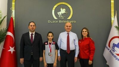 Genç sporcunun ziyaretine Düzce Belediyesi Gençlik ve Spor Hizmetleri Müdürü