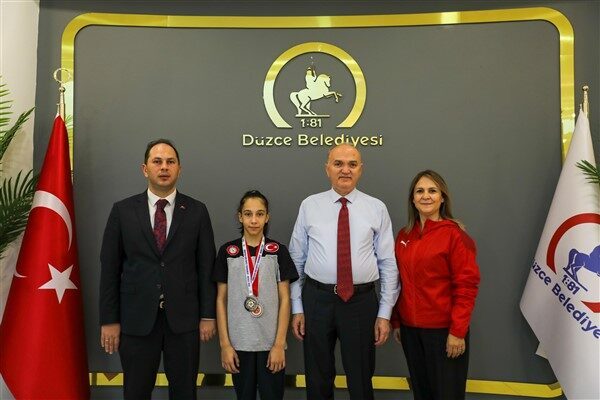 Başkan Özlü, Eren’i makamında ağırladı Genç sporcunun ziyaretine Düzce Belediyesi Gençlik ve Spor Hizmetleri Müdürü