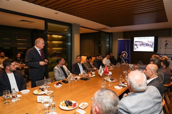 Başkan Özlü, MÜSİAD ile bir araya geldi Toplantıda Başkan Özlü, Cedidiye Kent Meydanı Kentsel Dönüşüm Projesi, Anıt