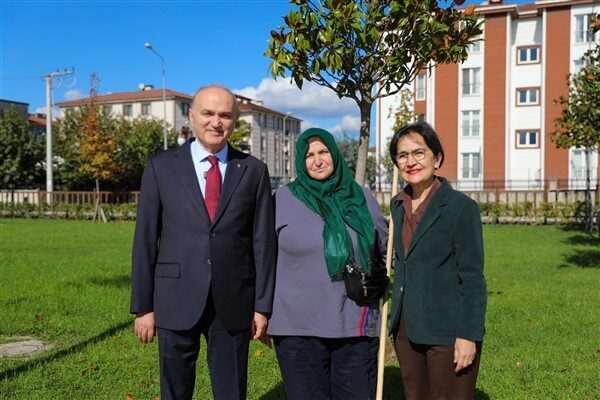 Başkan Özlü ve eşinden temizlik görevlisine sürpriz ziyaret Düzce Belediye Başkanı Dr. Faruk Özlü, Rukiye Tuna’ya sürpriz bir
