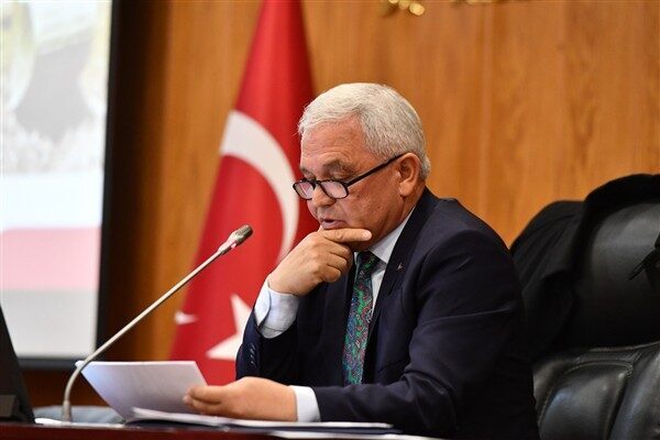 Mamak Belediyesi Meclis Salonu’ndan yaptığı konuşmayla meclis üyelerine seslenen Mamak