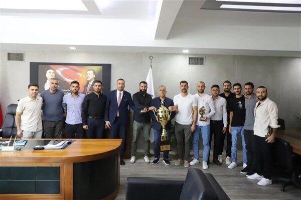 Başkan Sarı: Altınözü’nün azmiyle, gençliğin gücüyle gurur duyuyoruz Altınözü Belediye Başkanı Rıfat Sarı, İlçe Başkanı Hakan Dönmez ve