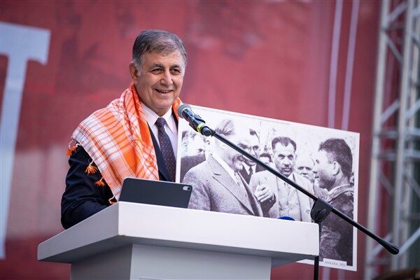 Başkan Tugay: Bayramları kutlamak en çok bu şehre yakışır İzmir Büyükşehir Belediyesi, 29 Ekim Cumhuriyet Bayramı kapsamında çeşitli etkinlikler