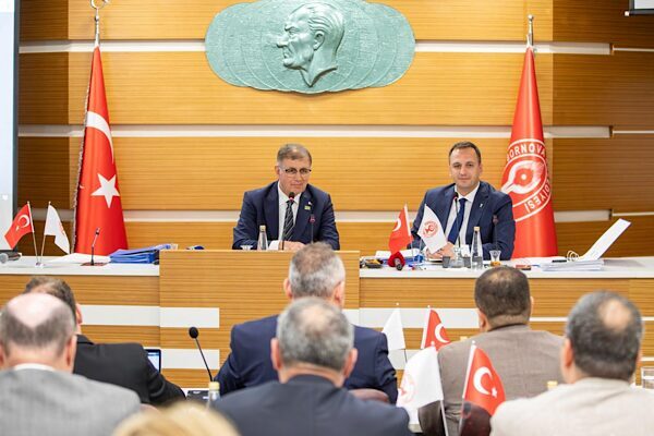 İzmir Büyükşehir Belediye Başkanı Dr. Cemil Tugay, ilçelerde başlattığı koordinasyon