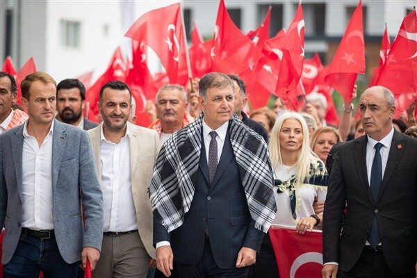 Başkan Tugay: Cumhuriyet’e ve milletimize sahip çıkacağız İzmir Büyükşehir Belediyesi’nin Cumhuriyet Bayramı’nın 102’nci yılı nedeniyle kentin her