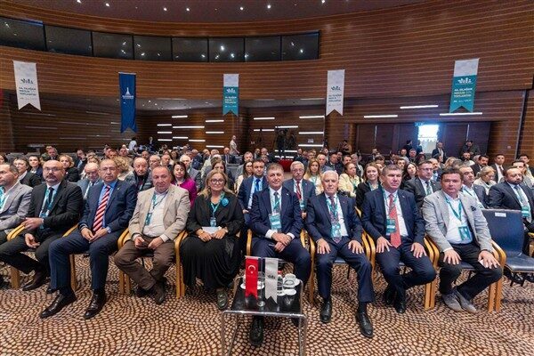 İzmir Büyükşehir Belediyesi'nin ev sahipliğinde düzenlenen Türkiye Sağlıklı Kentler Birliği’nin