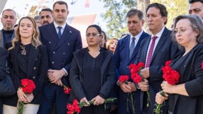 Tören, 30 Ekim’de hayatını kaybedenlerin isimlerinin yer aldığı Deprem Anıtı