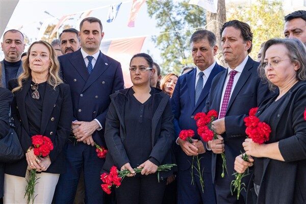 Başkan Tugay: Kentsel dönüşüm çalışmasına ihtiyaç var Tören, 30 Ekim’de hayatını kaybedenlerin isimlerinin yer aldığı Deprem Anıtı