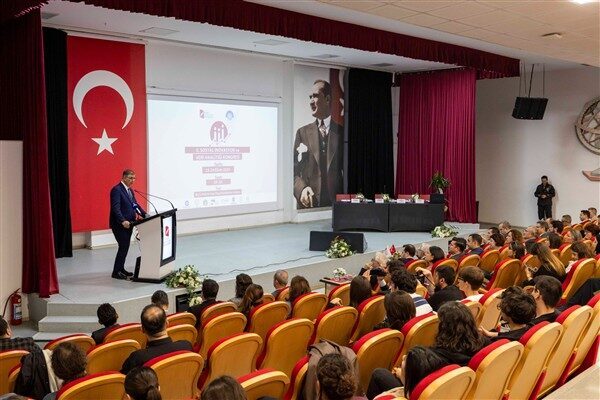 Hekim Hacı Paşa Konferans Salonu'nda düzenlenen kongreye eğitim camiasından çok