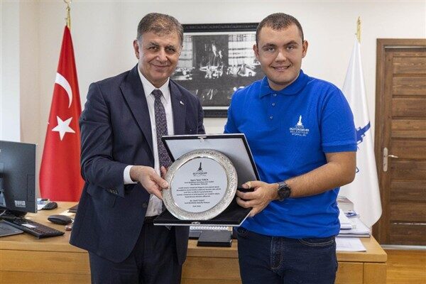 Otizmli bir sporcu olarak tarihi başarılara imza atan ve adını