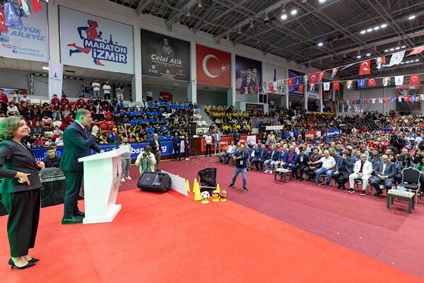 Başkan Tugay’dan İzmirli sporculara destek İzmir Büyükşehir Belediyesi tarafından, kentteki amatör spor kulüplerine bu yıl
