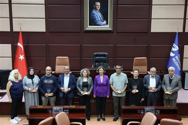 Eskişehir Büyükşehir Belediyesi Meclis Salonu’nda gerçekleşen törende, emekli personellere çalışmaları
