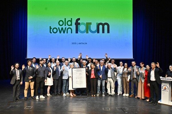 Türkan Şoray Kültür Merkezi’nde düzenlenen forumda festivale katılan 21 ülkeden