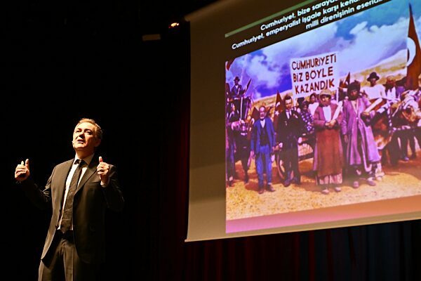 Başkan Uysal, “Sinan Meydan’la Adım Adım Cumhuriyet” söyleşisine katıldı Antalya Muratpaşa Belediyesi tarafından, Cumhuriyet’in 102. yıl dönümünde tarihçi-yazar Sinan