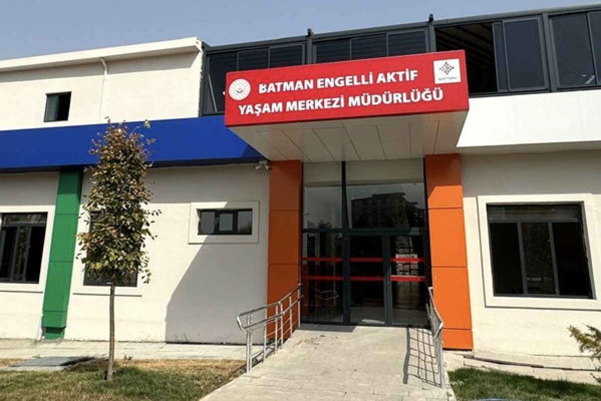 Batman Engelli Aktif Yaşam Merkezi, Çamlıtepe Mahallesi’nde hizmete devam ediyor. Merkez, 7-12