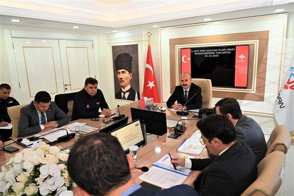 Batman’da İl Afet Risk Azaltma Planları Değerlendirme Toplantısı yapıldı Batman Valisi Canalp’in başkanlığında, AFAD Başkanlığı Yönetim Hizmetleri Genel Müdürü