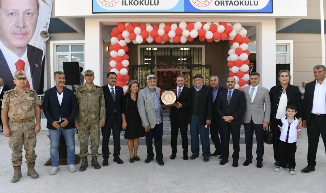 Şanlıurfa’nın Akçakale ilçesi Yukarı Cinpolat Mahallesi’nde Behlül Vural İlk ve Ortaokulu törenle