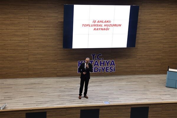 Belediye konferans salonunda düzenlenen eğitimde, çalışma hayatında dürüstlük, sorumluluk bilinci,