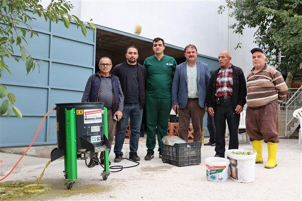 Antalya’da ceviz hasadına başlayan mahallelere ceviz soyma makinası gönderen Büyükşehir