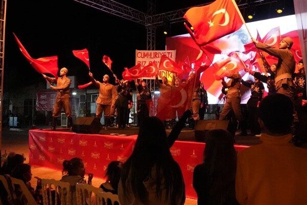 Bergama Ayaskent Mahallesi'ndeki kutlamalar, Bergama Belediye Bandosu eşliğinde saygı duruşunda