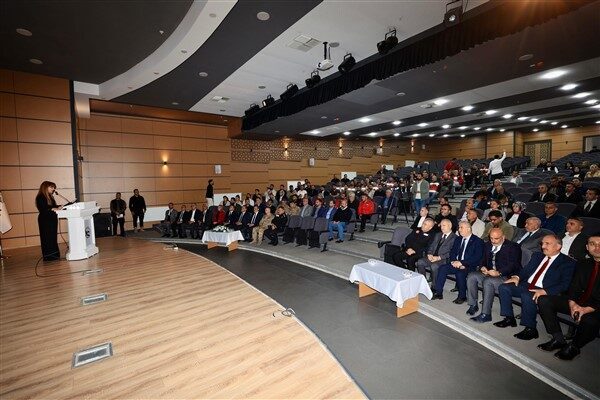 İlk oturum, Bingöl Belediyesi Konferans Salonu’nda; kamu kurum temsilcileri, akademisyenler,