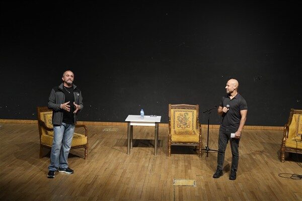 Soğanlık Kültür Merkezi’nde sahnelenen oyun, uyuşturucunun genç hayatlar ve ailelere