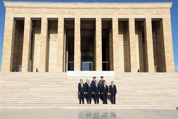 Birleşik Krallık Başbakanı Starmer, Anıtkabir’i ziyaret etti Milli Savunma Bakanı Güler’in refakat ettiği Birleşik Krallık Başbakanı Starmer