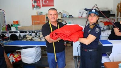 Bodrum’un Müskebi Mahallesi Bayraklı Kavşak’ta bulunan dev Türk bayraklarını ücretsiz
