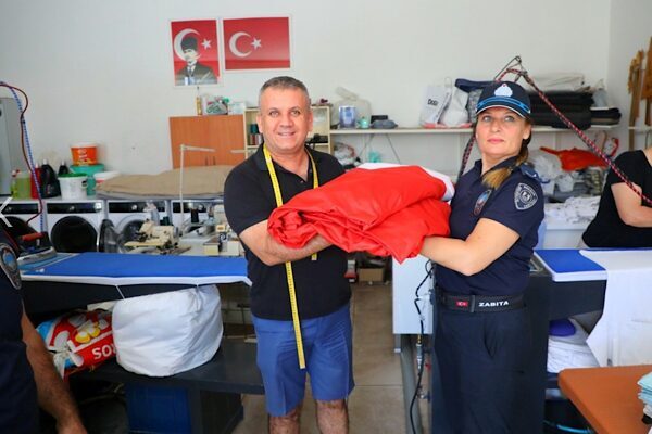 Bodrum’dan terzi Akay’a teşekkür Bodrum’un Müskebi Mahallesi Bayraklı Kavşak’ta bulunan dev Türk bayraklarını ücretsiz