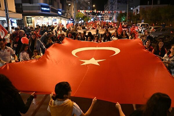 Bornova’da 29 Ekim coşkusu Bornova Belediyesi tarafından , 29 Ekim Cumhuriyet Bayramı’nın 102. yılını