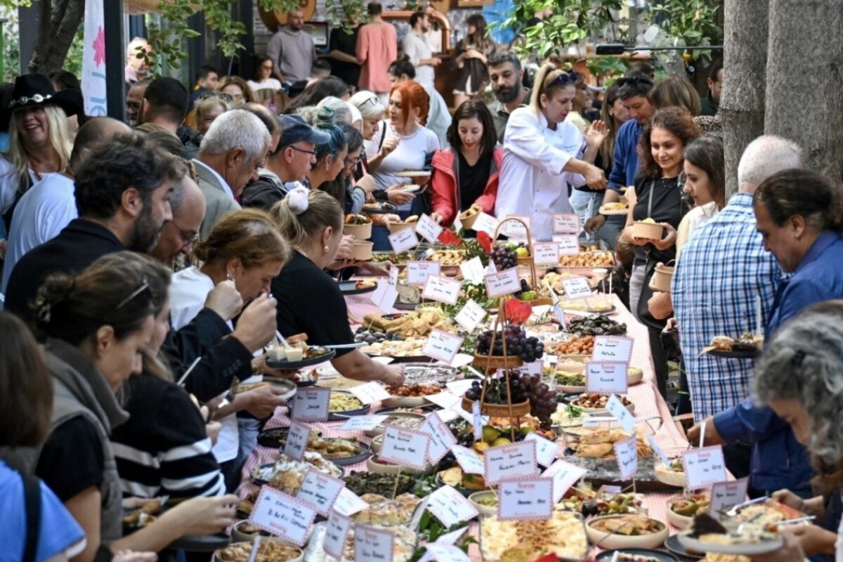 Bornova Belediye Başkanı Eşki, 6. Komşu Sofrası etkinliğinde yaptığı konuşmada, “Bornova’da