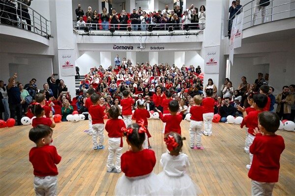Bornovalı çocuklar, Cumhuriyet Bayramı’nı şarkılar, danslar ve şiirlerle kutladı Bornova Belediyesi’nin ilçenin dört bir yanında hizmet veren Çocuk Oyun
