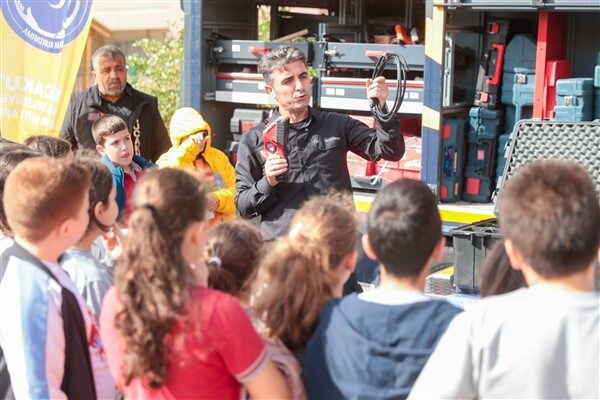 Buca Belediyesi’nden “Afet Farkındalık Eğitimi” BUCAKUT, afet öncesinde alınması gereken önlemlerden, afet anında hayatta kalma