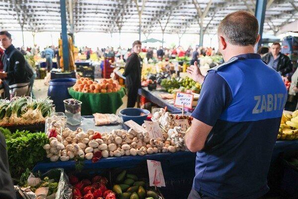 Zabıta ekipleri, pazarlarda öncelikli olarak hijyen ve sağlık kurallarına uygunluğu