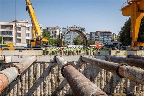 İzmir Büyükşehir Belediyesi'nin kendi kaynaklarıyla yapımını sürdürdüğü Buca Metrosu'nda çalışmalar 