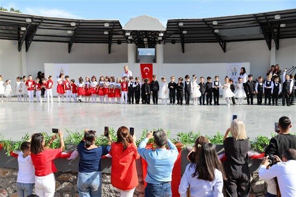 Buca Belediyesi Zeki & Metin Amfi Tiyatro’da gerçekleştirilen programda öğrenci