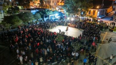 Buca’da 29 Ekim Cumhuriyet Bayramı kutlamaları kortej yürüyüşüyle başladı. Yürüyüşe