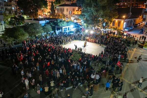 Buca’da  Cumhuriyet’in 102. yılı kutlandı Buca’da 29 Ekim Cumhuriyet Bayramı kutlamaları kortej yürüyüşüyle başladı. Yürüyüşe