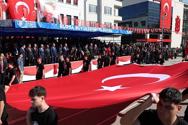 Bursa’da Cumhuriyet Bayramı’nın 102. Yılı törenlerle kutlandı Bursa’da 29 Ekim Cumhuriyet Bayramı’nın 102. yılı törenlerle kutlandı. Atatürk