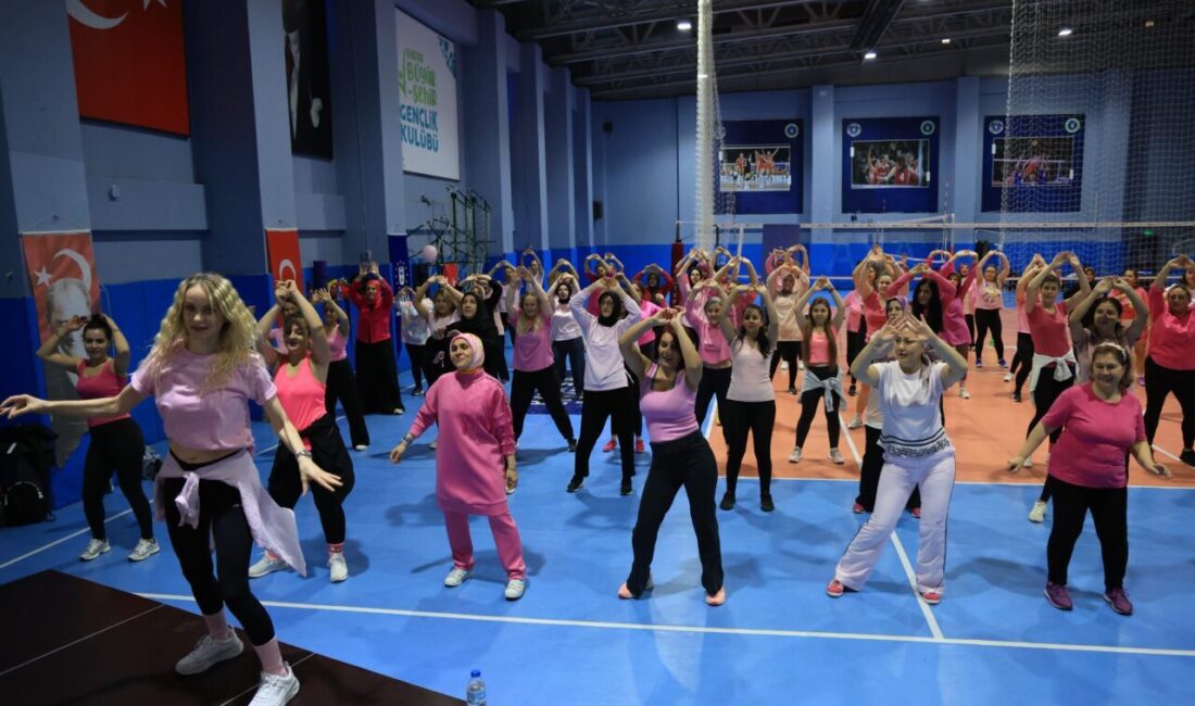 Bursa’da kadınlar müzik eşliğinde spor yapıyor Fethiye Spor Kompleksi, Şahin Başol Spor Kompleksi, Emek Hatice Kübra