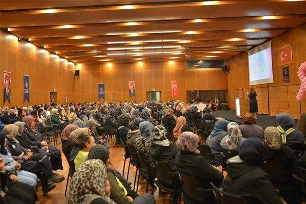 Atatürk Kültür Merkezi Merinos Yerleşkesi’ndeki programda Fotoğraf Sanatçısı Serpil Savaş,