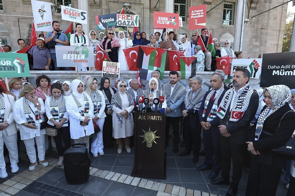 Kayseri Cumhuriyet Meydanı’nda Bürüngüz Camii önünde düzenlenen etkinliğe Başkan Büyükkılıç
