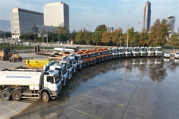 Bursa Büyükşehir Belediye Başkanı Mustafa Bozbey, bir taraftan yol, altyapı