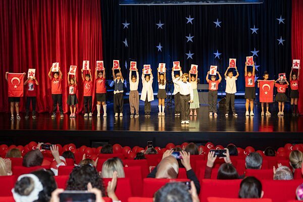 Büyükşehir Çocuk Kampüsleri 29 Ekim’i  Kutladı Mezitli ve Toroslar Çocuk Kampüsü öğrencileri, 29 Ekim Cumhuriyet Bayramı’nın