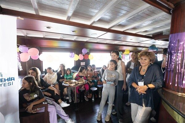 İzmir Büyükşehir Belediyesi Kadın ve Aile Hizmetleri Dairesi Başkanlığı’na bağlı