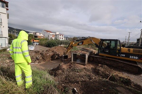 Büyükşehir ekipleri, Bergama’da aşırı yağışlarla mücadele ediyor Bergama’da gece saatlerinde başlayan şiddetli yağış yaşamı olumsuz etkiledi. İlçede