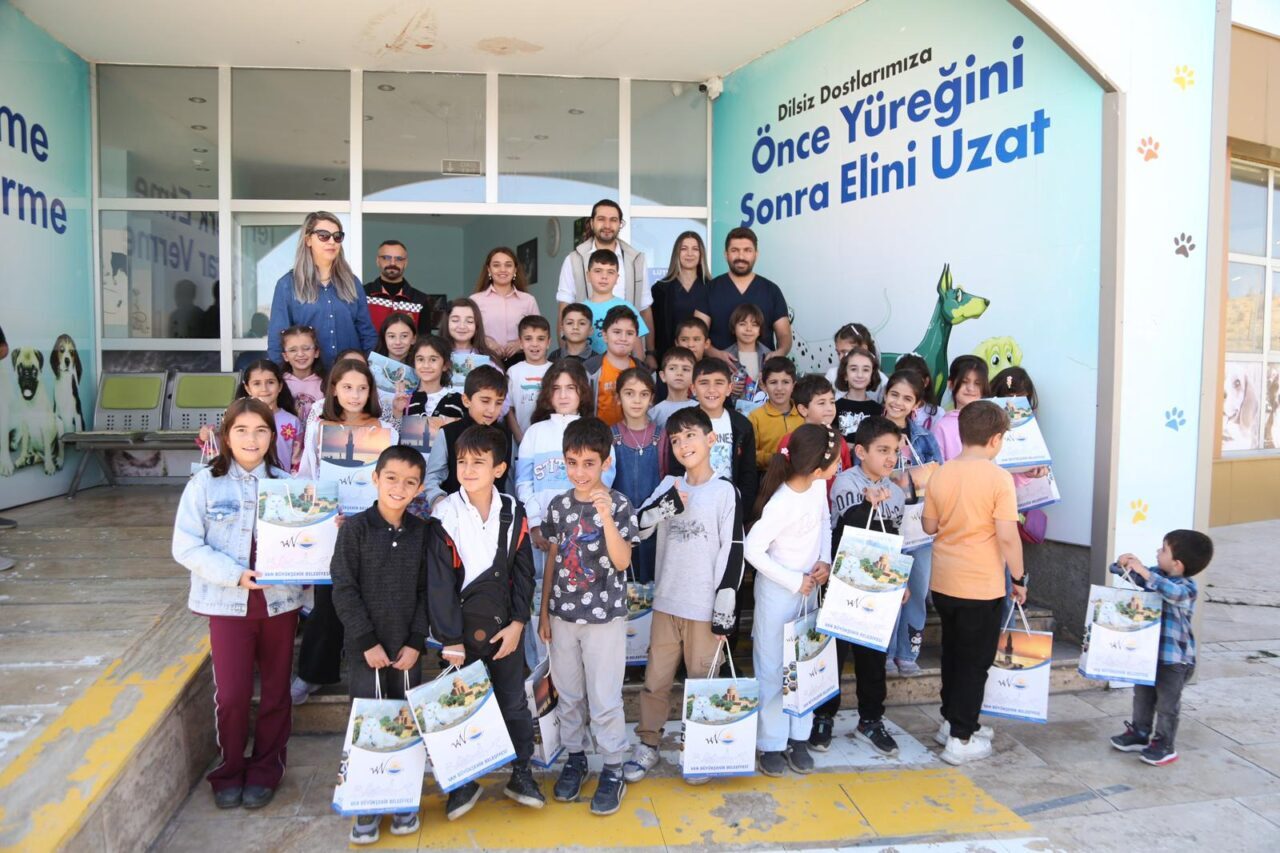 Veteriner İşleri Dairesi Başkanlığı ekipleri ve hayvanseverlerin katıldığı programda çocuklara